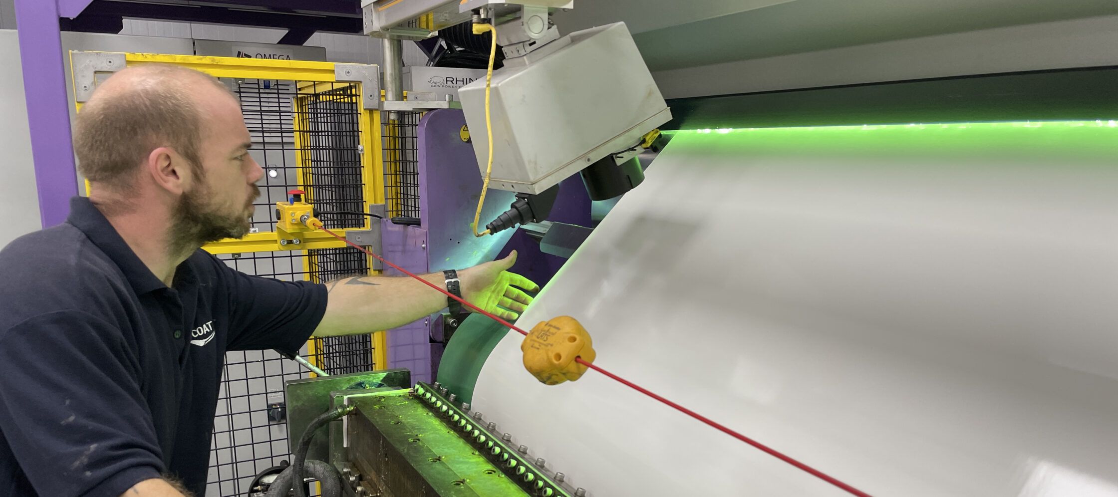 กาวร้อนละลายถูกทาลงบนแผ่นและแข็งตัวทันทีเมื่อได้รับแสง UV