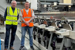 Jan Öblom จาก Cecmik และ Mika Lehtimäki พร้อมเครื่องพิมพ์ Nilpeter FA4 ของ Auraprint พร้อมอุปกรณ์