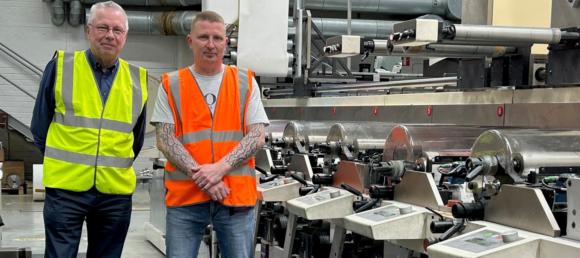 Jan Öblom จาก Cecmik และ Mika Lehtimäki พร้อมเครื่องพิมพ์ Nilpeter FA4 ของ Auraprint พร้อมอุปกรณ์