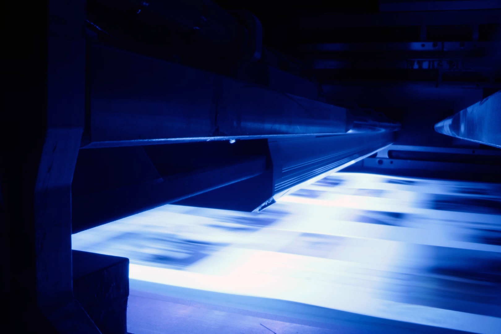 หนึ่งในหัวหลอด UV GEW LeoLED ที่ทำงานภายในเครื่องพิมพ์ Koenig & Bauer Rapida 105-5+C ของ Grafiche Antiga